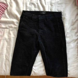  - Mörkblåa manchesterbyxor från Filippa K, tror att de är herrbyxor men jag är storlek S och om jag har skärp sitter de jättefint! Nypris 1500