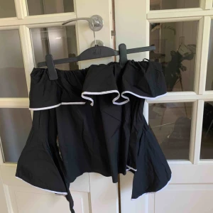  - Superfin off-shoulderblus med trumpetärmar. Använd ca 3 gånger. 