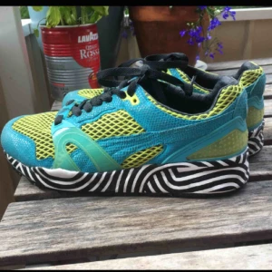 Puma sneakers - Puma by Solange sneakers, fint skick överlag men ränderna har suddats ut lite grann på vissa stället. Frakt tillkommer eller så hämtas dom i Bromma :)