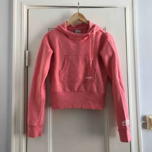  - En croppad hoodie från Adidas. Storlek 38/medium, damstorlek. Skick: 8/10. Levereras nytvättad. Finnes på Södermalm, Stockholm. Kan postas men då står Du för frakten, (79kr). Mvh Marija & Nugget