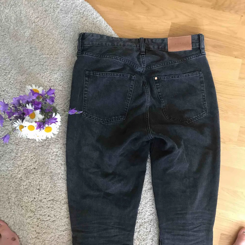 Ett på svart/ mörkgråa mom jeans, jätte fina och i bra kvalité,. Jeans & Byxor.