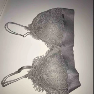  - Jätte skön och snygg bralett från Lindex märke Ella M. Säljer pga för liten. Använd 1 gång. Kostar 249kr ny. 