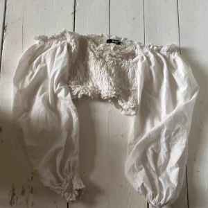  - (Ursäkta för dålig bild!) off shoulder som jag köpte här på plick som har blivit använd några få gånger. Tycker inte att den riktigt passar mig så den får fara vidare! Endast frakt kostnad😊