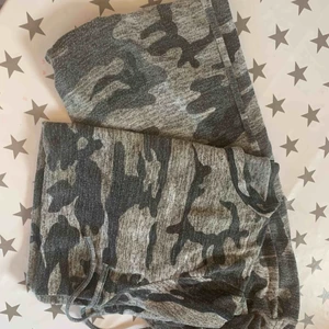 Set från madlady - En militärdress från madlady köpt för något år sen, inte använd så mycke men har ett litet hål i kanten på byxan som kan sys ihop lätt. Storlek L men passar även M bra, väldigt skön.💕😊☺️