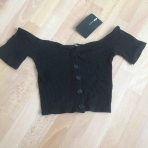  - Off shoulder crop top från Fashion Nova. Aldrig använd. Storlek s