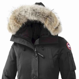  - Hej! Jag säljer nu min fina Canada Goose jacka i modellen: montebello!  Pälsen är äkta och den ingår i priset!  Serienummer finns!  Nypris i butik: 7999kr Mitt pris: 2600kr  Möts upp i Örebro eller fraktas spårbart. 💋