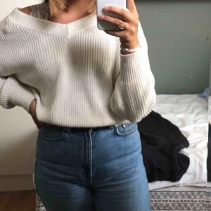  - Vit stickad off-shoulder tröja från Gina Tricot.  Fint skick.  Fraktar eller möts upp i Stockholm (Södermalm). Fraktkostnad tillkommer