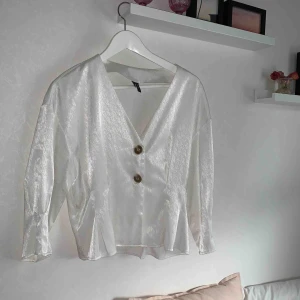  - Superfin blus från Vero Moda som tyvärr är för stor för mig! använd fåtal gånger så den är i väldigt fint skick köparen står för frakt!❣️