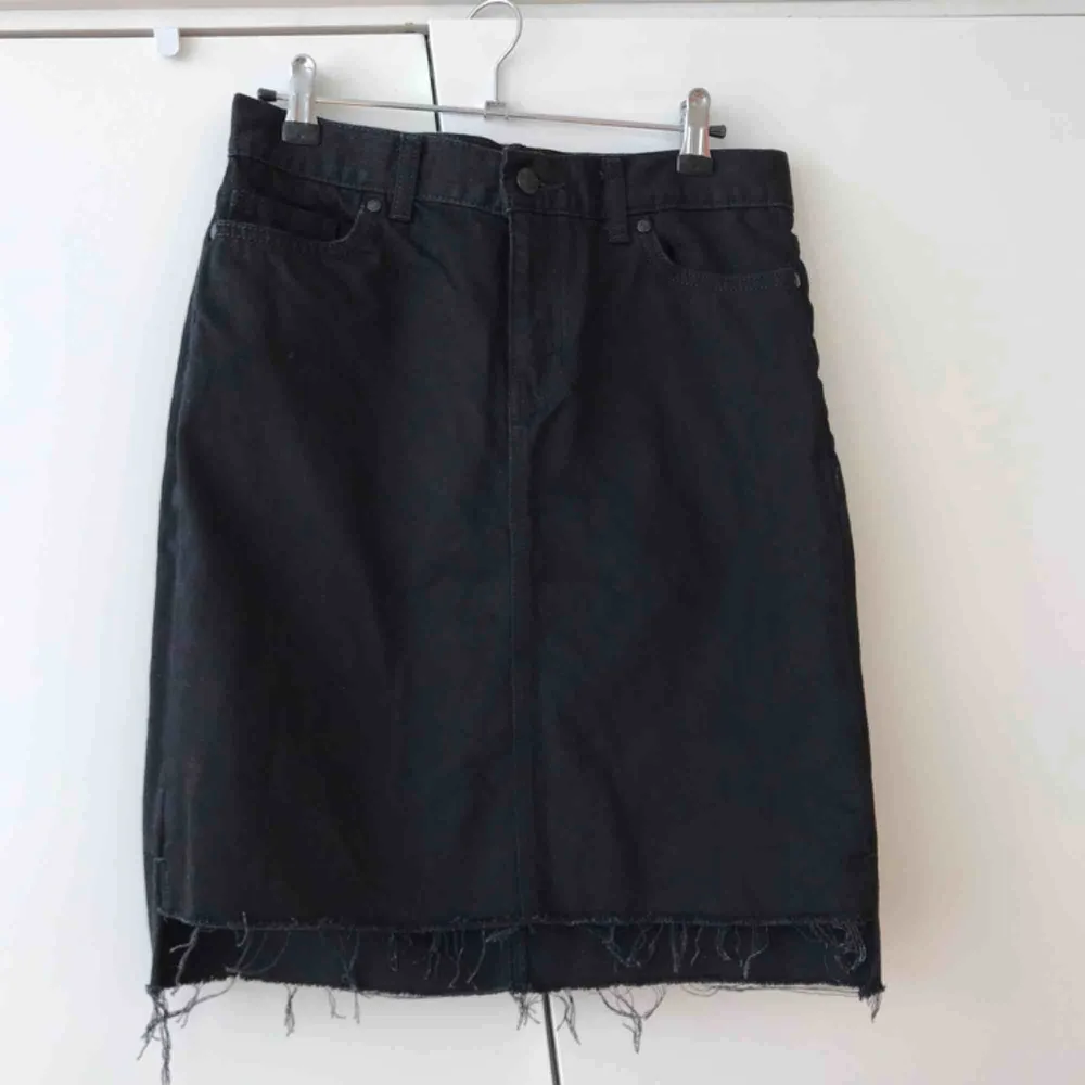 Nästan ny svart jeans kjol från Dr.denim.  Knappt använd, säljer för att den va för stor på mig. 💗✨  ( Köpt för 400 kr) Om intresserade kan ta fler bilder också ✨🌸. Kjolar.
