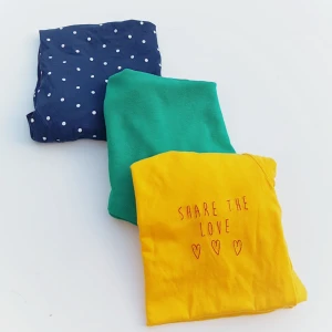  - 2 t-shirts, 1 peplum linne. I mycket fint skick. 20 kr styck eller alla för 50 kr❣