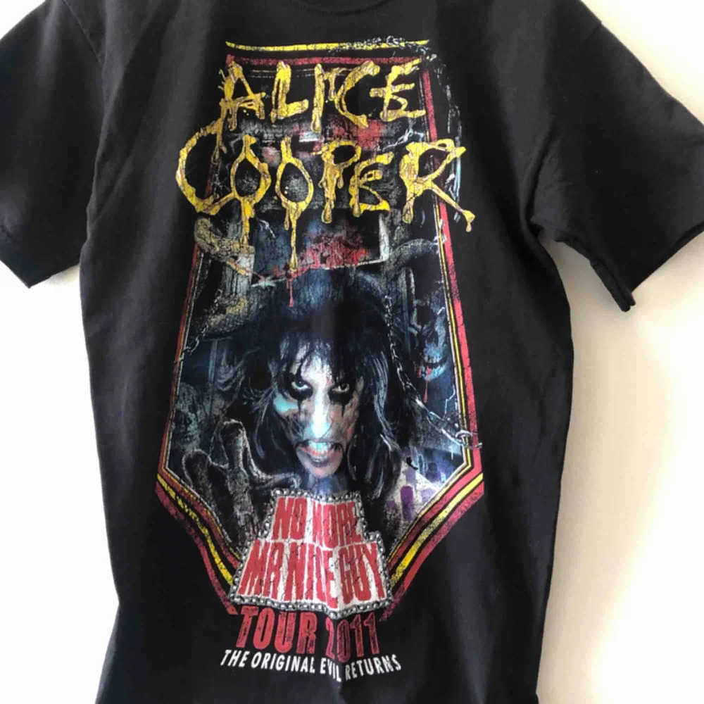 Alice Cooper Tour T-shirt - Trevligt använt skick - Kan hämtas i Uppsala eller skickas mot fraktkostnad. T-shirts.