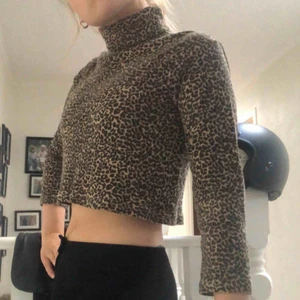  - Jättesnygg leopard polotröja! Kortare i modellen och ärmarna🐆 frakt: 30 kr