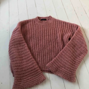  - En stickad tröja, dov rosa/gammal rosa, knappt använd och ser ut som ny!!  Frakt tillkommer
