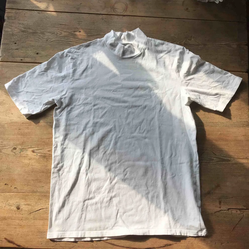 kortärmad polotshirt från weekday, knappt använd. köparen står för frakt!<3. T-shirts.