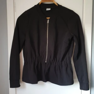  - En kofta från Gina 