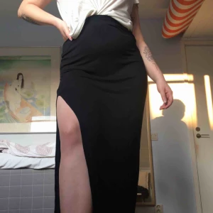 - Långkjol med slits på höger sida, från zara.