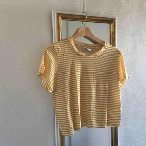  - Fin, randig, lite croptoppad tröja från monki!! Säljer då den inte används särskilt mycket. Köparen står för frakt UwU