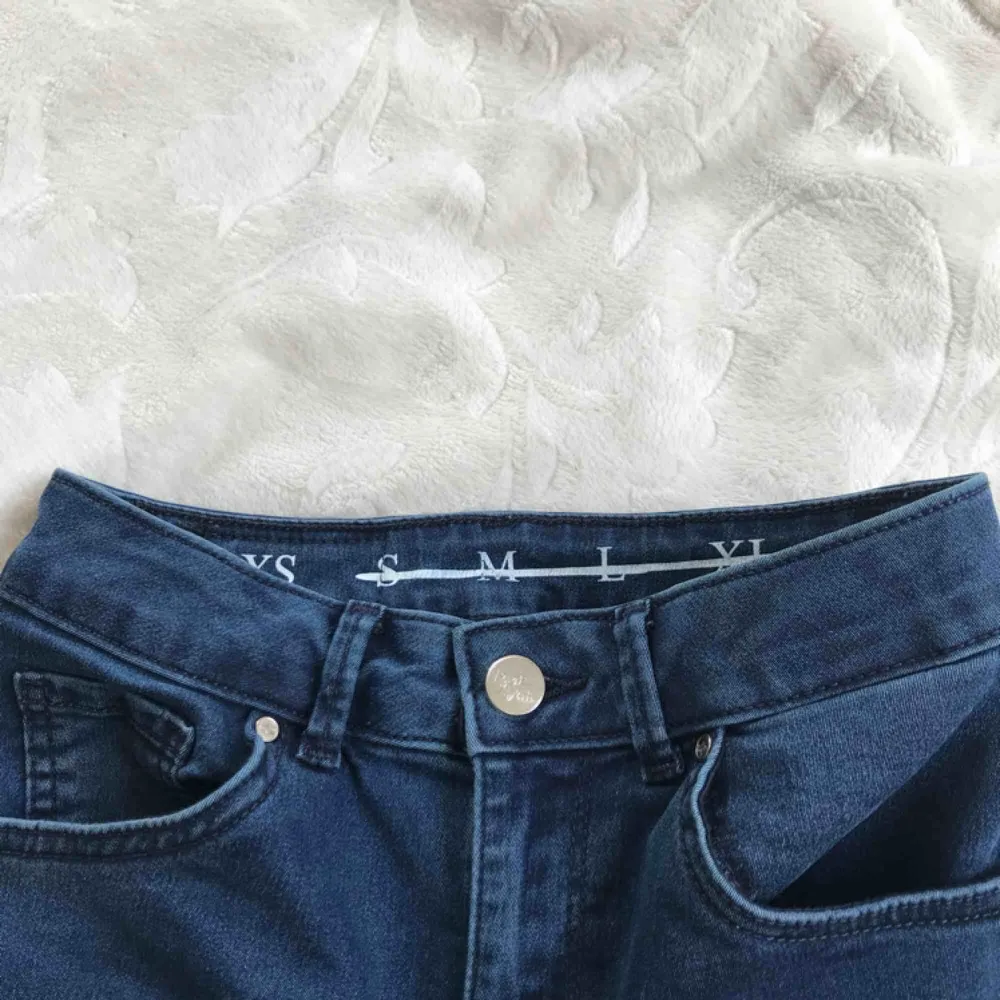 Höga mörkblåa stuprörs jeans . Jeans & Byxor.
