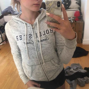  - Tröja från hollister  Köpt på hollister butiken i Stocholm 