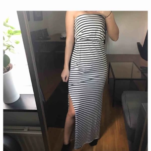  - Randig långklänning med slits på båda sidorna som är perfekt nu på sommaren. Använd en gång så i perfekt skick. (jag är 163cm)