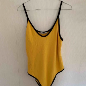  - En gul & svart Zara body! Använd fåtal gånger, superfin & somrig! 