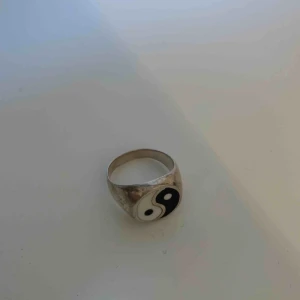  - En fin Ying&yang ring!