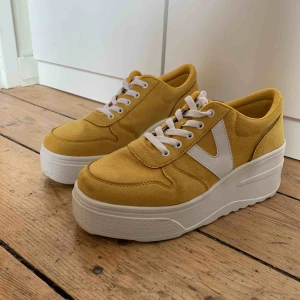  - Snygga sneakers med platå, nyskick. Storlek 40 och supersköna. Frakt tillkommer 🌟