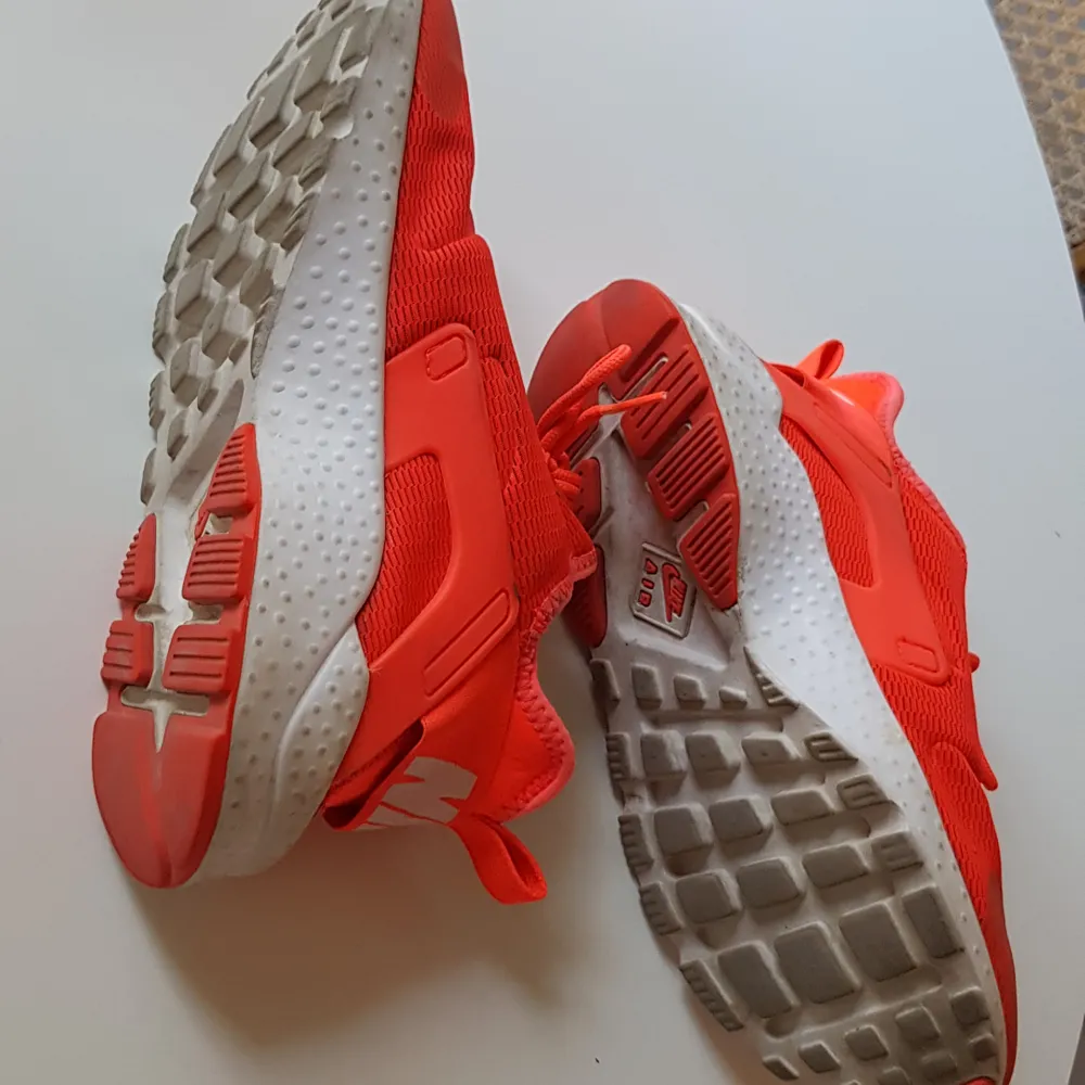 Nike Air Huarache storlek 38. Är använda ett fåtal gånger, i fint skick men har lite märka märken som antagligen går bort i tvätt.    Kan hämtas på Gärdet eller skickas för 63 kr. Skor.
