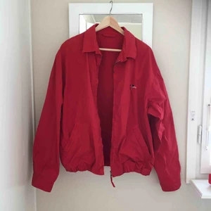  - Snygg oversized jacka köpt second hand! Har varit en favorit men kommer inte längre till användning;-/ köparen står för frakt<33 