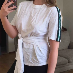  - Tröja från monki! Aldrig använd. Köparen står för frakt🕊