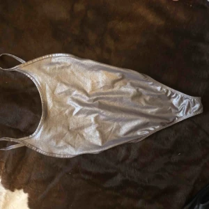  - Metallicbody med djup urringning i ryggen