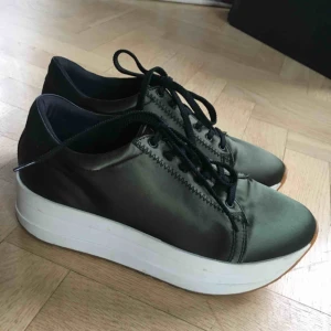  - Vagabond sneakers med platå. Som nya, använda nån enstaka gång!✨