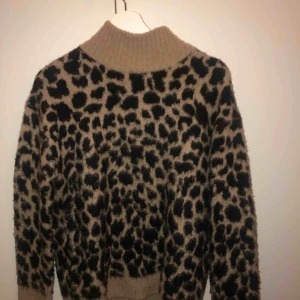  - Leopardtröja i fint skick! Säljer pga att den inte kommer till användning.  Kan möta upp på Södermalm annars frakt 50kr