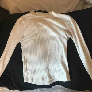  - Säljer denna fina och lite mer tajtare långärmad tröja med en liten högre krage i storlek XS Möts upp i Linköping annars står köparen för frakten. Frakt 50kr