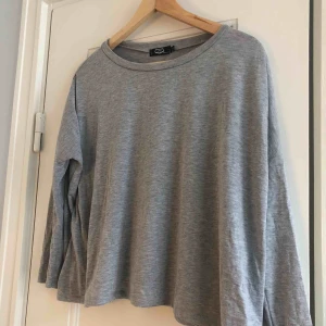  - En tröja från Crocker. Storlek small, damstorlek. Skick: 7/10. Levereras nytvättad. Postas endast, (18kr) frakten är inräknad i priset. Mvh Marija & Nugget