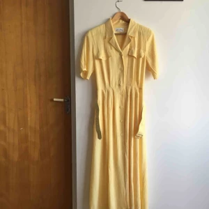  - Världens finaste retro klänning, perfekt till sommaren! Med fickor och skärp som kan tas bort. Jättefin färg och material🌼 Står 40 men passar jättebra på mig som är 38 med. Frakt 60 kr