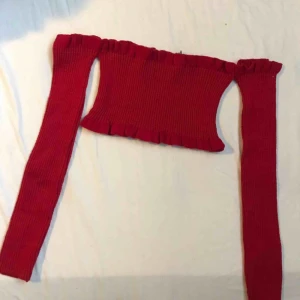  - Röd topp från bohoo. Säljer den för att den inte passar på mig. Den är oanvänd.  Kan frakta eller mötas upp :) 