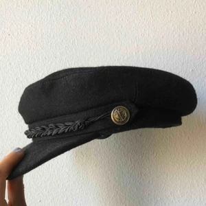  - Skepparmössa/Emil keps/Skepparhatt från Beyond Retro. Storlek medium. Använd 1 gång. 