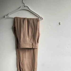 Beiga kostymbyxor  - Croppade beige kostymbyxor. Aldrig använda 💗