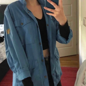  - vintage/retro jacka. Väldigt bra skick men märket på ärmen är lite åldrat. Frakt ingår. Sitter lite oversized på mig som är 1.74