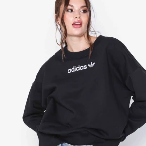  - Adidas sweatshirt. Köp för någon månad sen. Inte använd så mycket så väldigt fint skick  