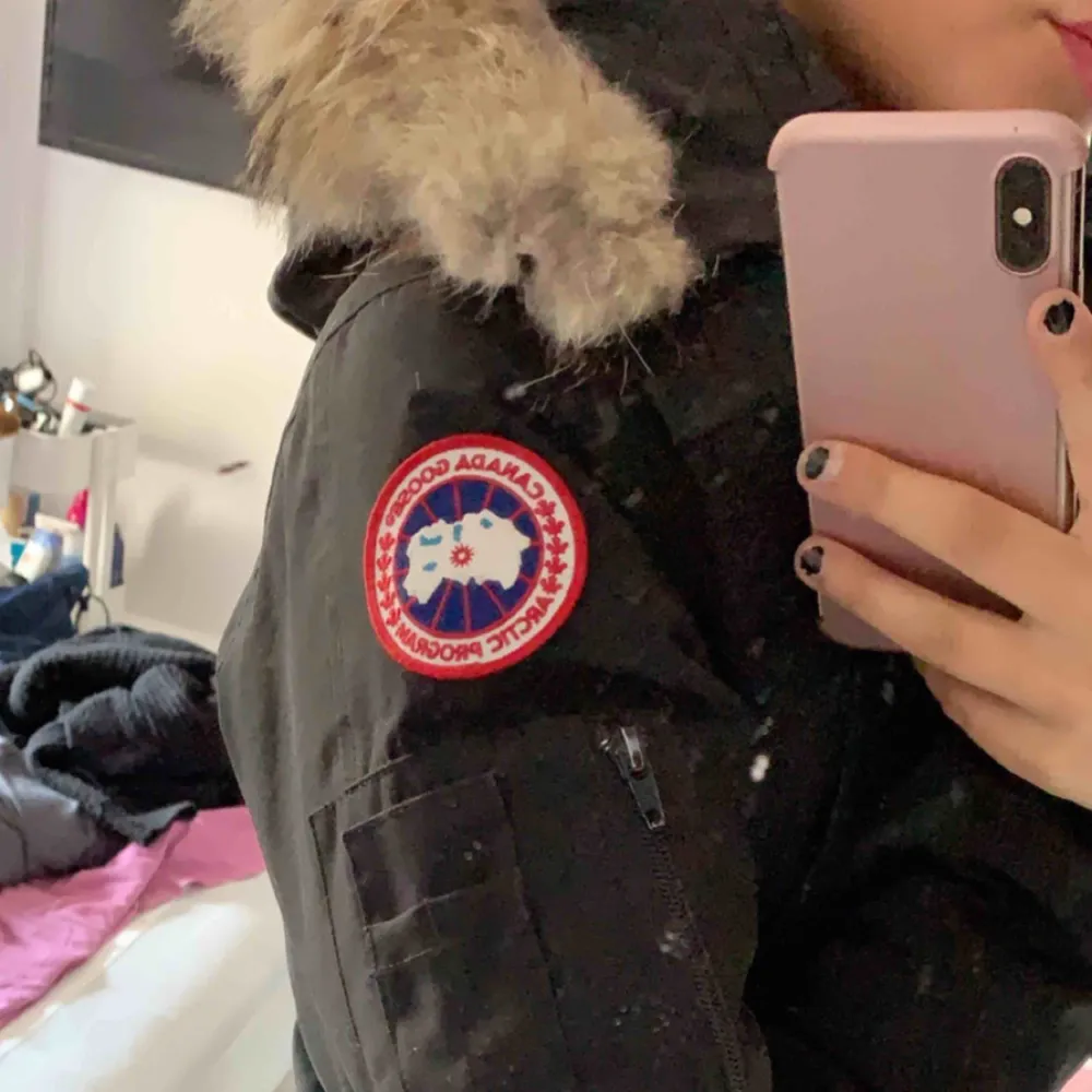 Hejsan!  Jag säljer min Canada Goose jacka dam i modellen: montebello (äkta såklart) Storlek: XS men passar även S Nypris i butik: 7999kr Mitt pris: 2600kr Pälsen medföljer i priset.  Möts upp i Örebro eller fraktas spårbart mot kostnad. . Jackor.