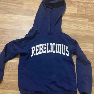  - Marinblå hoodie, som ny  Storlek XS/S