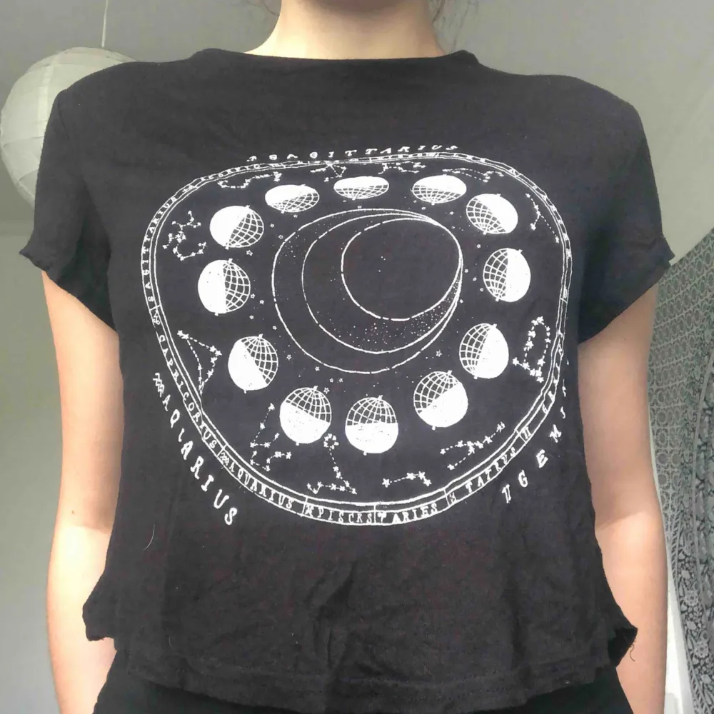 Brandy Melville-inspirerad t-shirt med astrologi tryck ifrån H&M💕. T-shirts.