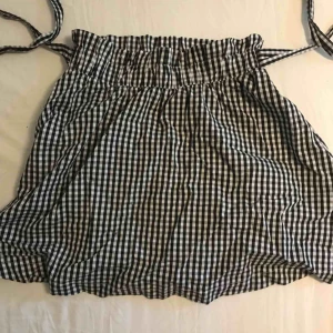  - Rutig kjol från new yorker med band som man knyttet runt midjan, knappt använd