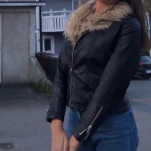 Jacka - Jacka skinnimitation med fuskpäls.Frakt tillkommer!