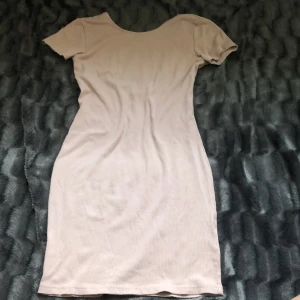 Kläning - Jätte fin sommarkläning, sitter super skönt med ett super fint gap i ryggen🥰