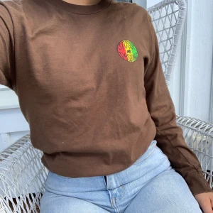 Stussy tröja  - Långarmad stussy tröja. Köpte den i New York för ca 1 år sedan och har använt den fåtal gånger. Den är i jätte bra skick och det enda som hänt är att det är två små fläckar på baksidan av höger armen. Märket är inte slitet på något sätt! Storlek S herr