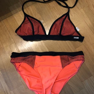 Bikini - En rosa bikini med coola detaljer. Använd men såklart tvättad. Super skön och bra till sommaren! Det är bara att fråga om det är något ni undrar🥰