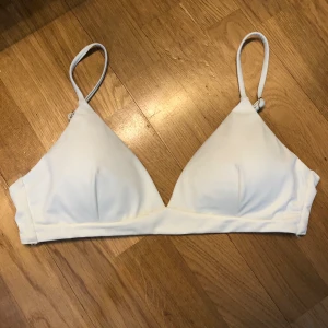 Bikinitopp  - Hej! Vit bikinitopp som endast är använd en gång när jag solat men är tvättad😊perfekt nu till sommaren, tveka inte att skriva om ni undrar något🥰
